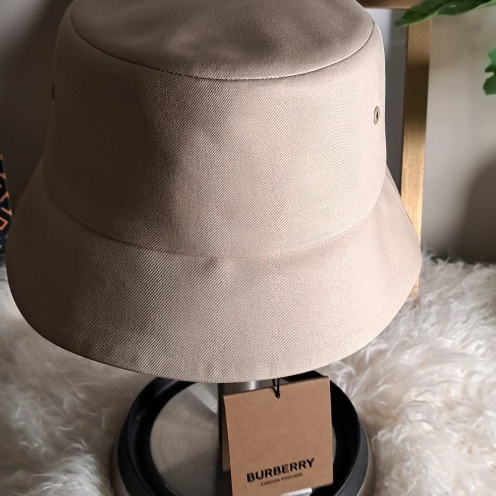Burberry NWTs 3 Globe Logo Bucket Hat  Unisex